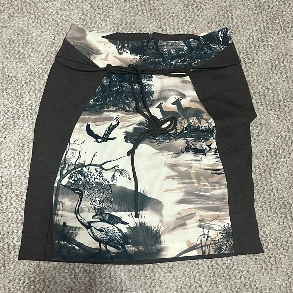 PianuraStudio  above the knee skirt.